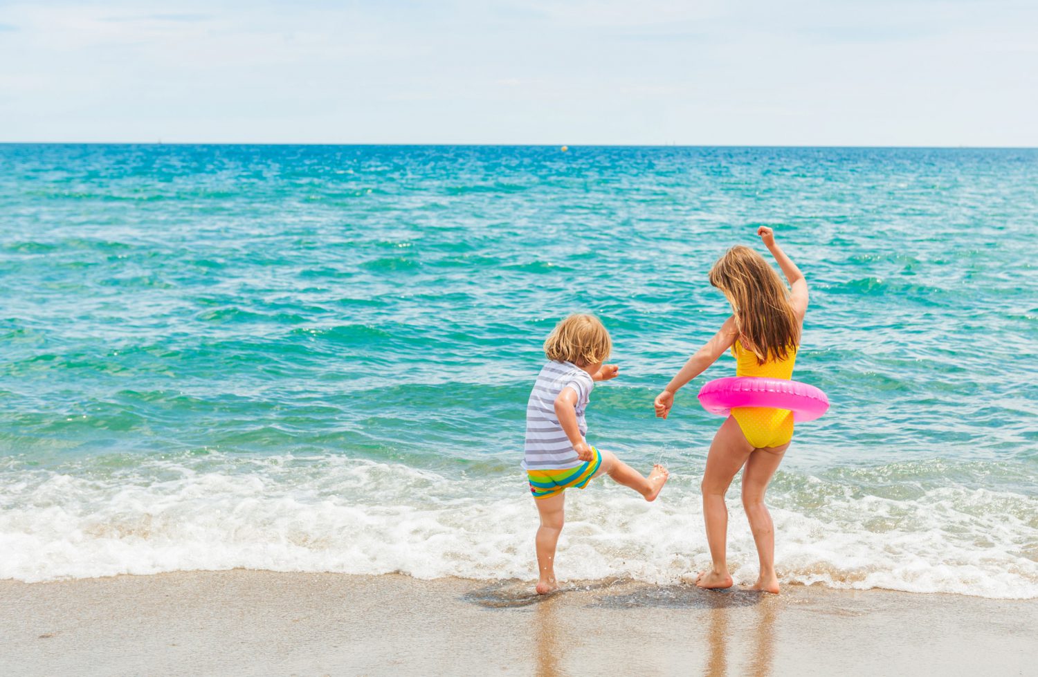 Дети бич. Турция дети пляж. Ребенок на пляже в Анталии. Лето пляж картинки для детей.